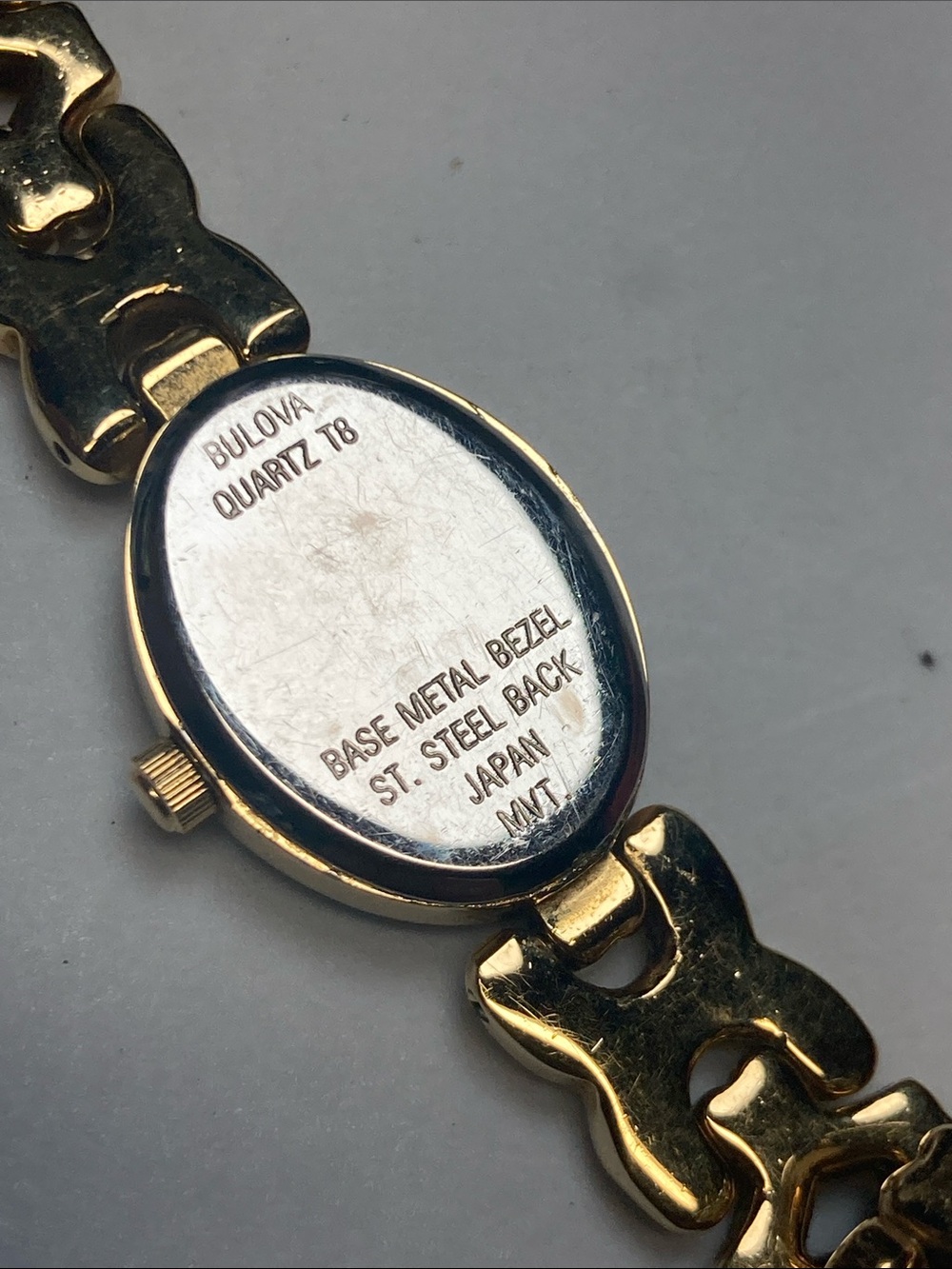 Vintage Bulova Gold Tone Ladies Bracelet Watch with shell dial, new battery - Picture 15 of 17